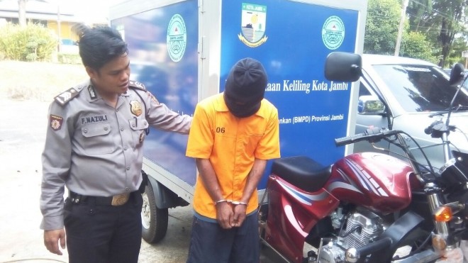 Mencuri di Perpustakaan.